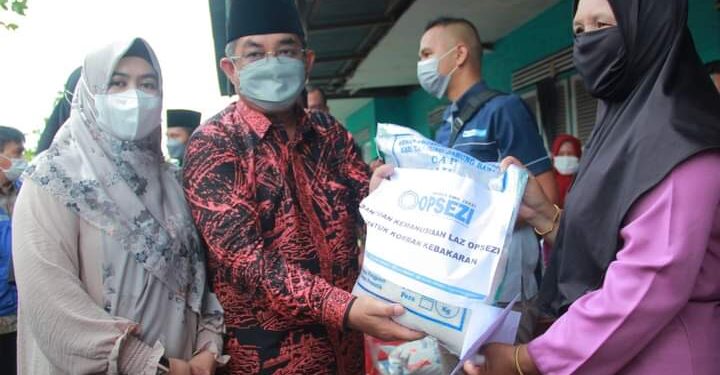 Bupati UAS Berikan Bantuan untuk Korban Kebakaran