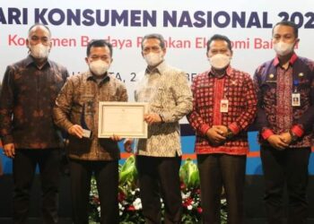 Gubernur Al Haris Terima Penghargaan Peduli Perlindungan Konsumen 2021