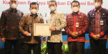 Gubernur Al Haris Terima Penghargaan Peduli Perlindungan Konsumen 2021