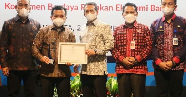 Gubernur Al Haris Terima Penghargaan Peduli Perlindungan Konsumen 2021