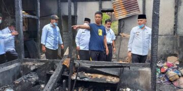 Berikan Bantuan Korban Kebakaran, Bupati Adirozal: Semoga Bermanfaat