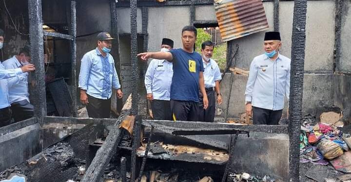 Berikan Bantuan Korban Kebakaran, Bupati Adirozal: Semoga Bermanfaat