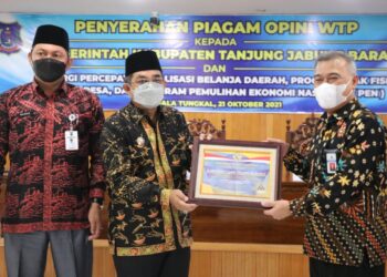 Pemkab Tanjab Barat Terima Piagam Opini WTP