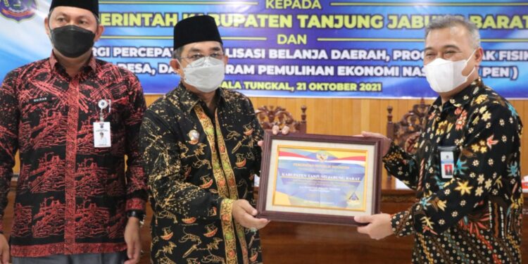 Pemkab Tanjab Barat Terima Piagam Opini WTP