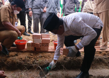 Letakkan Batu Pertama Pembangunan Sekretariat NU, Bupati UAS: Semoga Menambah Semarak Syiar Islam