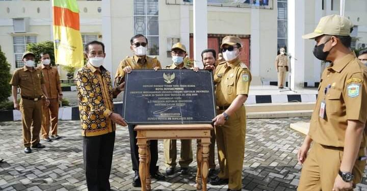 Wako Ahmadi Terima Arsip Dokumen Pemekaran Kota Sungai Penuh