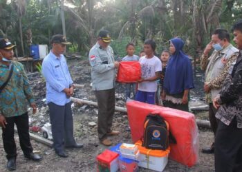 Wabup Hairan Berikan Bantuan untuk Korban Kebakaran