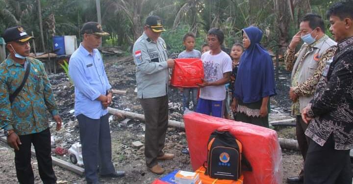 Wabup Hairan Berikan Bantuan untuk Korban Kebakaran
