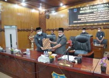 Bupati UAS Sampaikan Nota Pengantar Dua Raperda