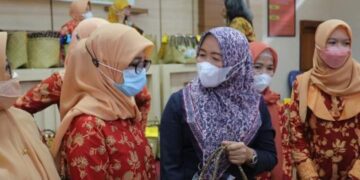 DWP Provinsi Jambi Gelar Lomba Ekonomi Kreatif Menghias Tas Anyaman Jambi