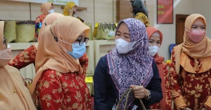 DWP Provinsi Jambi Gelar Lomba Ekonomi Kreatif Menghias Tas Anyaman Jambi