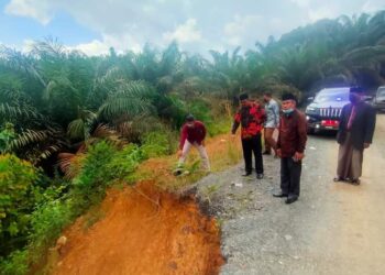 Tinjau Gorong-gorong Amblas, Bupati UAS Minta Dinas PUPR Segera Perbaiki