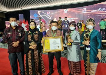 Bina Perusahaan Tingkatkan Produktivitas, Gubernur Al Haris Terima Penghargaan Kemenaker