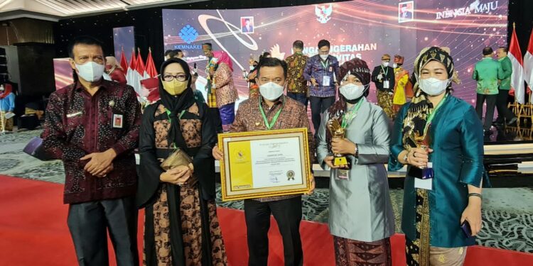 Bina Perusahaan Tingkatkan Produktivitas, Gubernur Al Haris Terima Penghargaan Kemenaker