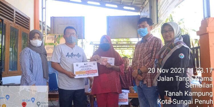 Pemdes Desa Sembilan Tanah Kampung Salurkan Bantuan Langsung Tunai untuk Warga Terdampak Covid-19