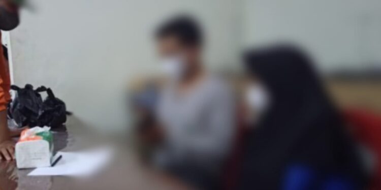 Heboh, Sepasang Kekasih MESUM Didalam Mobil