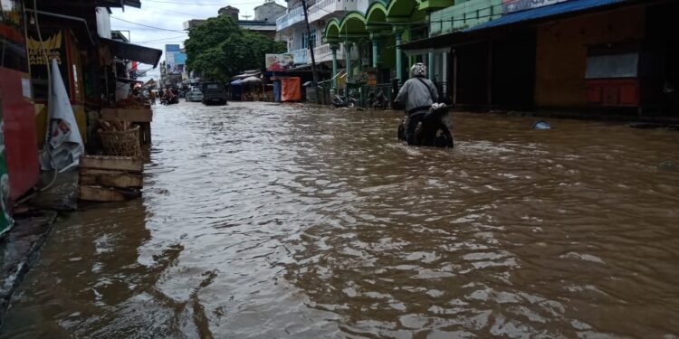 Banjir Rob Genangi Jalan Kota Kuala Tungkal, Sejumlah Kendaraan Alami Mogok