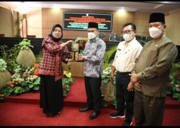 Ketua DPRD Sungai Penuh Terima Penghargaan Green Leadership