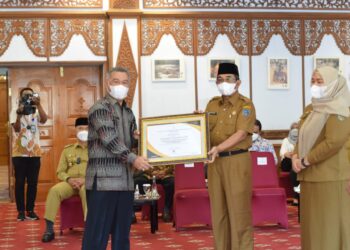 Tanjab Barat Raih Penghargaan atas Kinerja Pengelolaan DAK Fisik dan Desa Tahun 2021