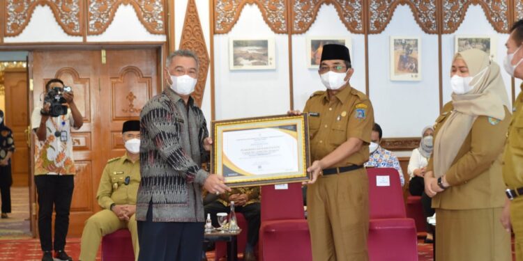 Tanjab Barat Raih Penghargaan atas Kinerja Pengelolaan DAK Fisik dan Desa Tahun 2021