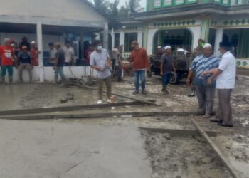 Bupati UAS Bantu Pembangunan Halaman Masjid, Warga: Terima Kasih Pemkab Tanjab Barat
