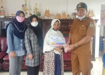 Salurkan BLT Tahap Dua Belas, Kades Desa Koto Baru: Masyarakat Tetap Jaga Prokes