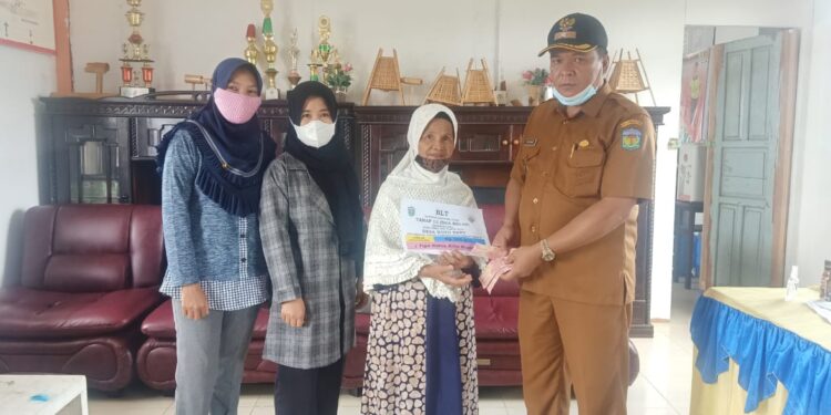 Salurkan BLT Tahap Dua Belas, Kades Desa Koto Baru: Masyarakat Tetap Jaga Prokes