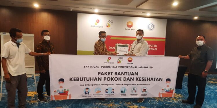 Peduli Wartawan, SKK Migas – PetroChina Bagikan Sembako untuk Anggota FJM Jambi