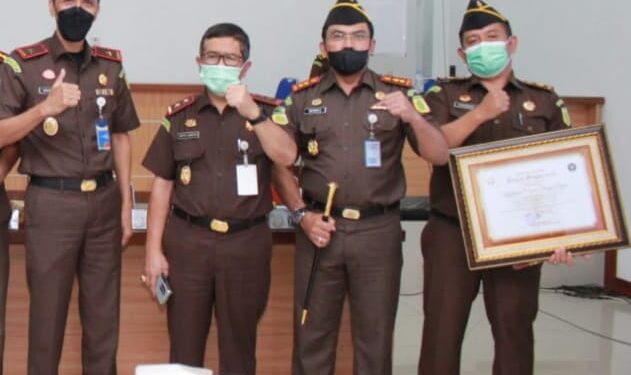 Bidang Intelijen Kejari Sungai Penuh Raih Penghargaan Kategori Kinerja Terbaik I dalam Tahun 2021 di Wilayah Hukum Provinsi Jambi