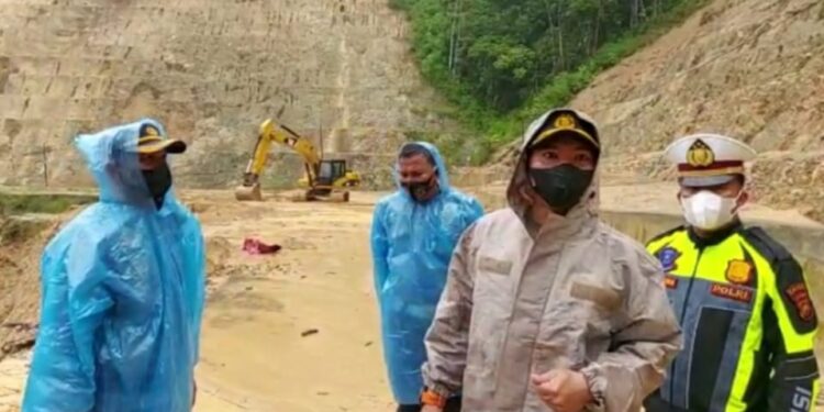 Kapolres Kerinci Turun Langsung ke Lokasi Longsor di Km 21 Puncak – Tapan