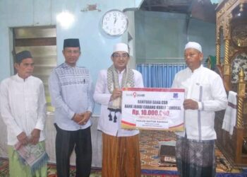 Safari Jum’at di Desa Parit Pudin, Bupati UAS Salurkan Bantuan CSR