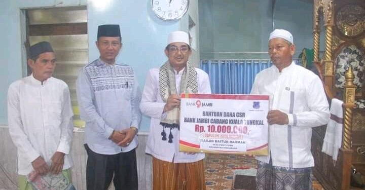 Safari Jum’at di Desa Parit Pudin, Bupati UAS Salurkan Bantuan CSR