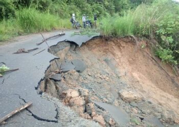 Ruas Jalan di Desa Ulu Air, Kecamatan Kumun Debai Amblas, Pengendara Diminta Hati-hati