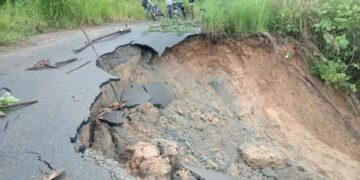 Ruas Jalan di Desa Ulu Air, Kecamatan Kumun Debai Amblas, Pengendara Diminta Hati-hati