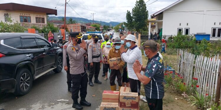 Tinjau Banjir di Desa Lubuk Suli, Kapolres Kerinci Berikan Bantuan Sembako
