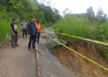 Didampingi Kadis PUPR,  Anggota DPRD Sungai Penuh, Yoshadi Turun Langsung ke Lokasi Longsor