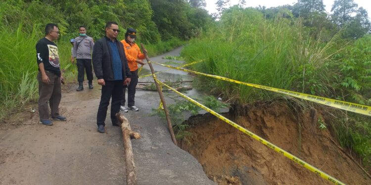 Didampingi Kadis PUPR,  Anggota DPRD Sungai Penuh, Yoshadi Turun Langsung ke Lokasi Longsor