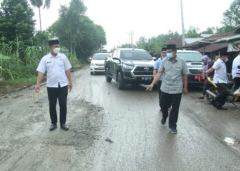 Bupati Tinjau Langsung Perbaikan Jalan Rusak Di Desa Pembengis