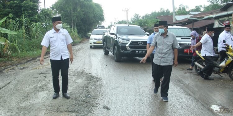 Bupati Tinjau Langsung Perbaikan Jalan Rusak Di Desa Pembengis