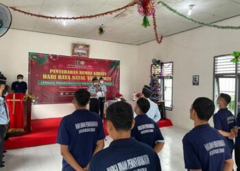 Kalapas Kelas II B Kuala Tungkal Serahkan Remisi di Hari Natal