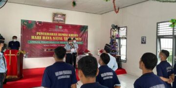 Kalapas Kelas II B Kuala Tungkal Serahkan Remisi di Hari Natal