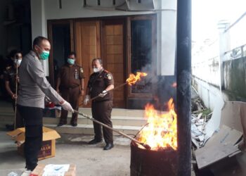 Kajari Tanjab Barat Musnahkan 65 Barang Bukti Narkotika