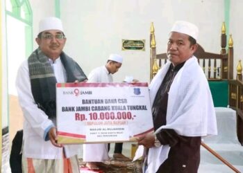 Safari Jumat di Desa Karya Maju, Bupati UAS Serahkan Bantuan Dana CSR