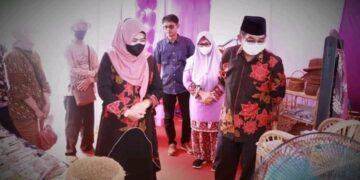 Bupati UAS Tinjau Stand Pameran  Dekranasda