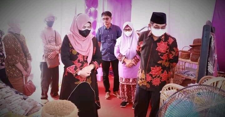 Bupati UAS Tinjau Stand Pameran Dekranasda