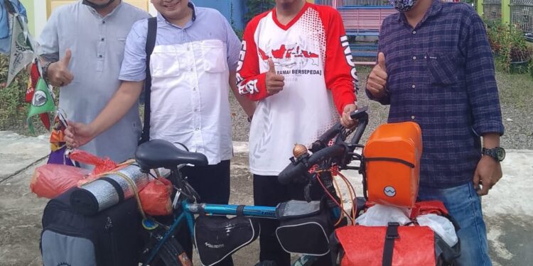 Ketua Pemuda Muhammadiyah Tanjab Barat Sambut Pemuda Asal Magelang yang Akan ke Mekkah Mengunakan Sepeda