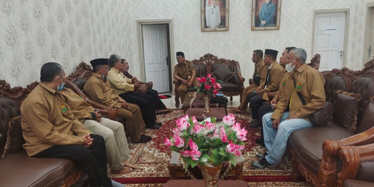 Audiensi Bersama Bupati, PBSI Tanjab Barat Sampaikan Program Kerja dan Pelantikan