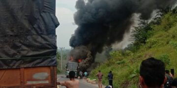 Diduga Korsleting Mesin, Satu Unit Bus Jurusan Medan – Palembang Terbakar