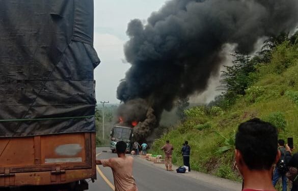 Diduga Korsleting Mesin, Satu Unit Bus Jurusan Medan – Palembang Terbakar