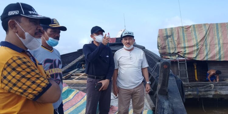 Jembatan Wfc Ditabrak Kapal, Sekda Tanjab Barat Turun Langsung Lakukan Pengecekan